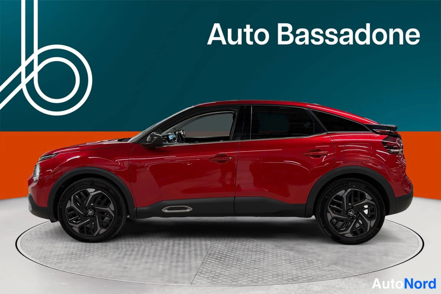 Punainen Citroen C4 2021, sivulta, kuva 4