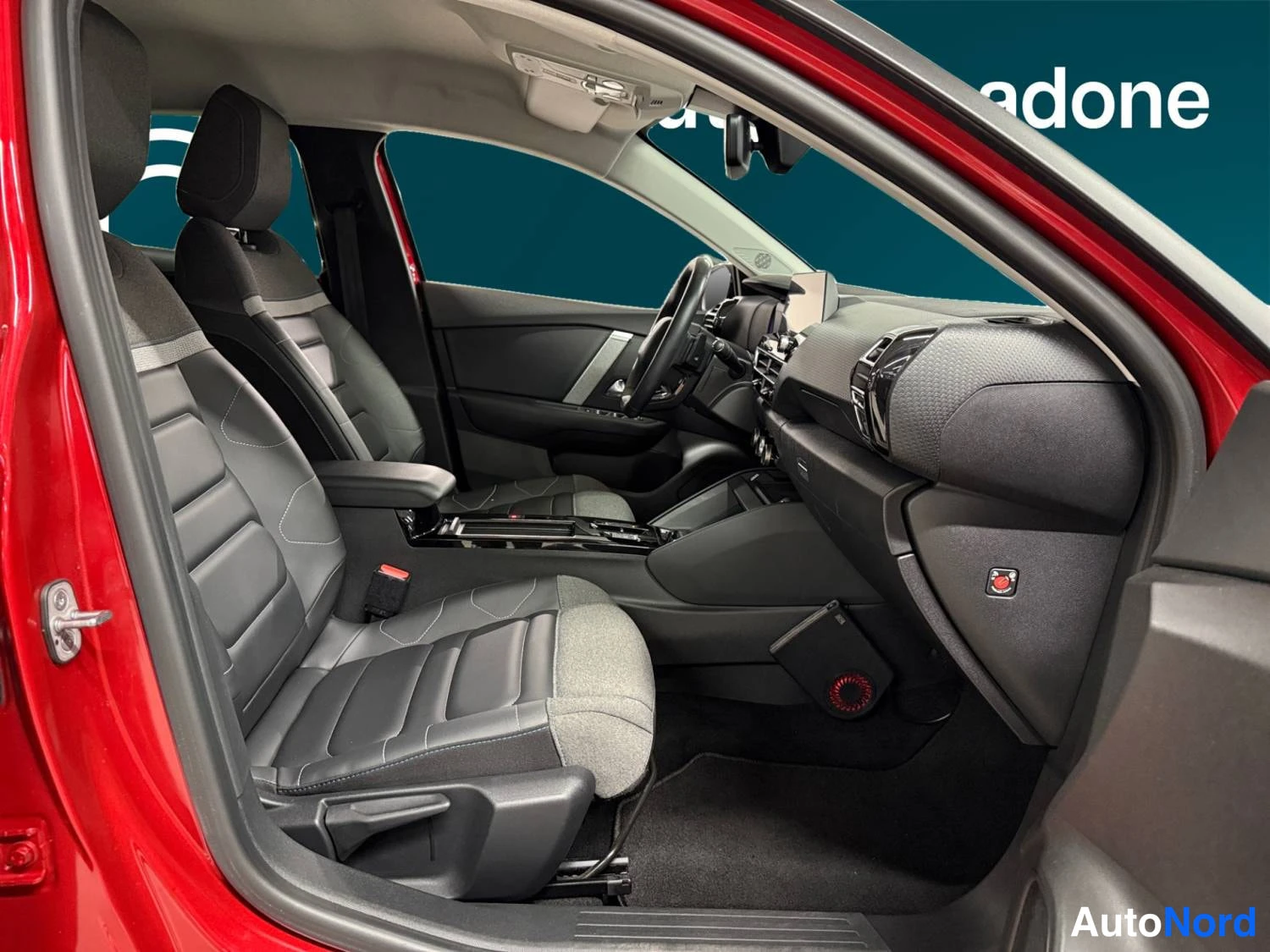 Punainen Citroen C4 2021, etuistuimet, kuva 9