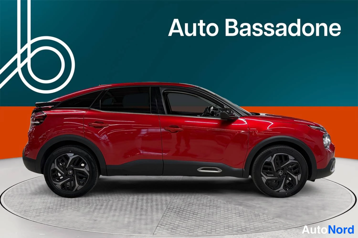 Punainen Citroen C4 2021, sivulta, kuva 5