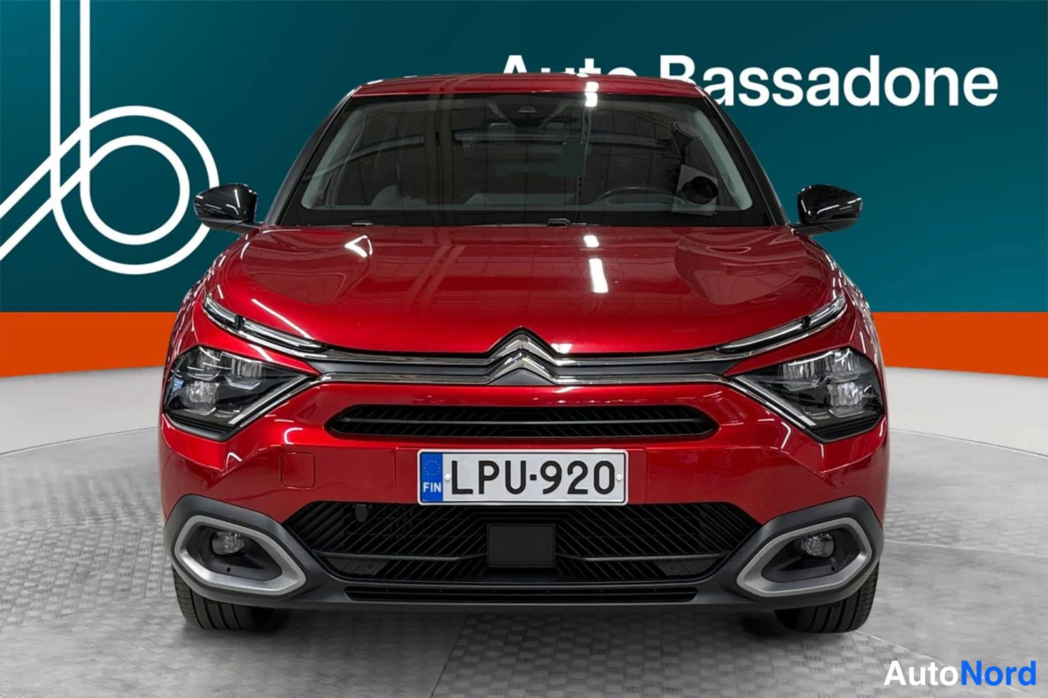 Punainen Citroen C4 2021, edestä, kuva 3
