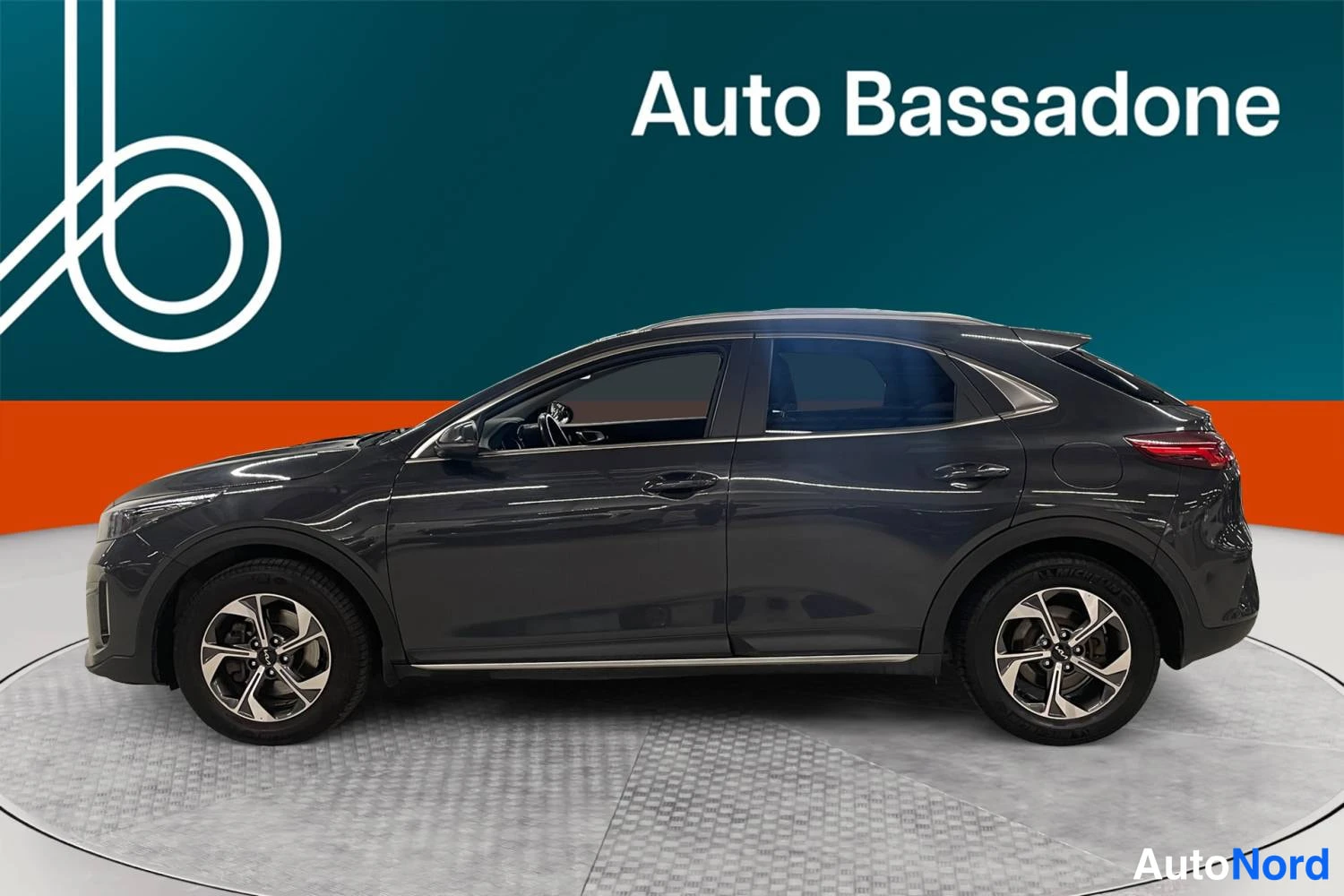 Harmaa Kia Xceed 2023, etuviisto, keula vasemmalle, kuva 2