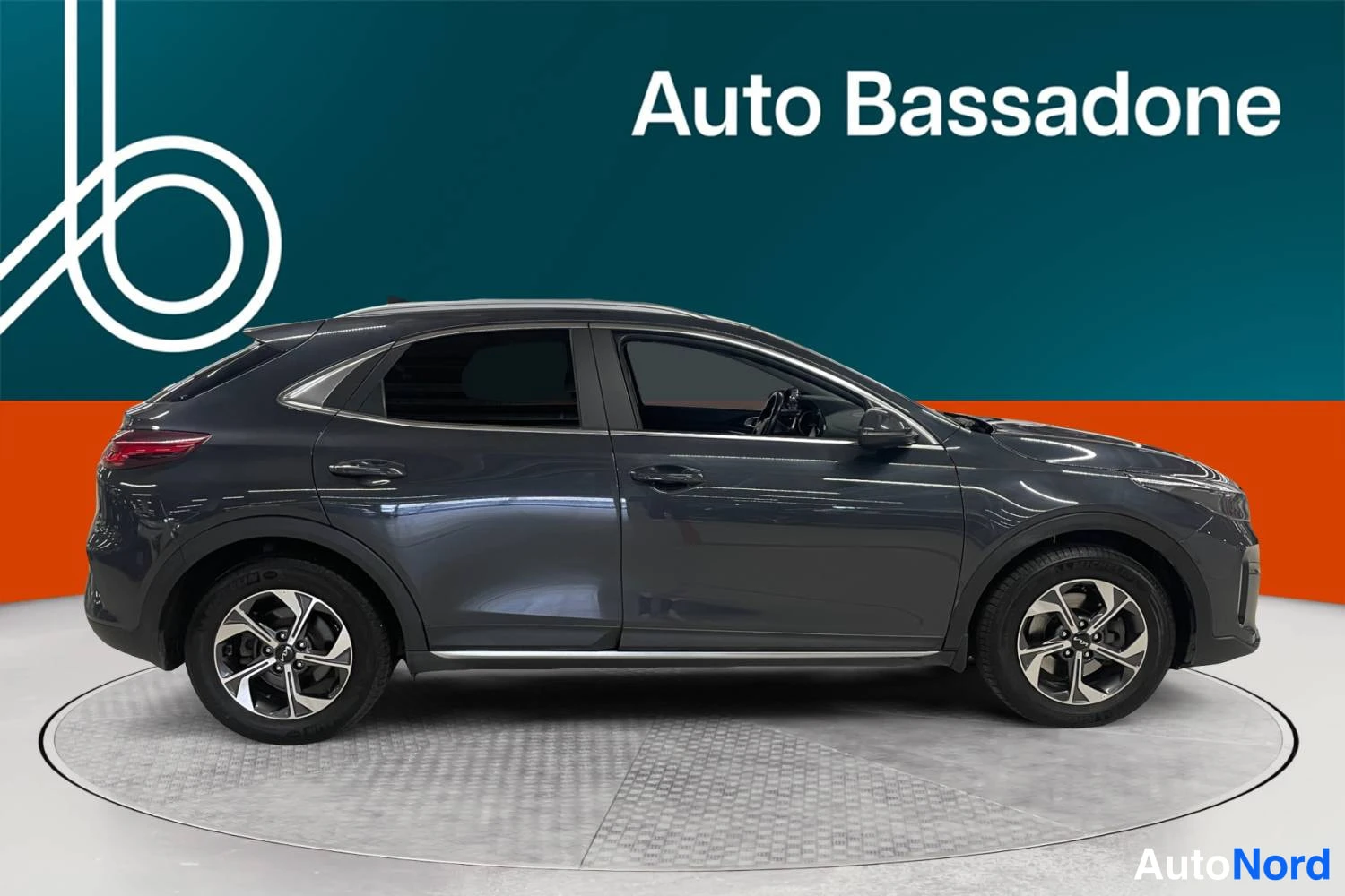 Harmaa Kia Xceed 2023, sivulta, kuva 5