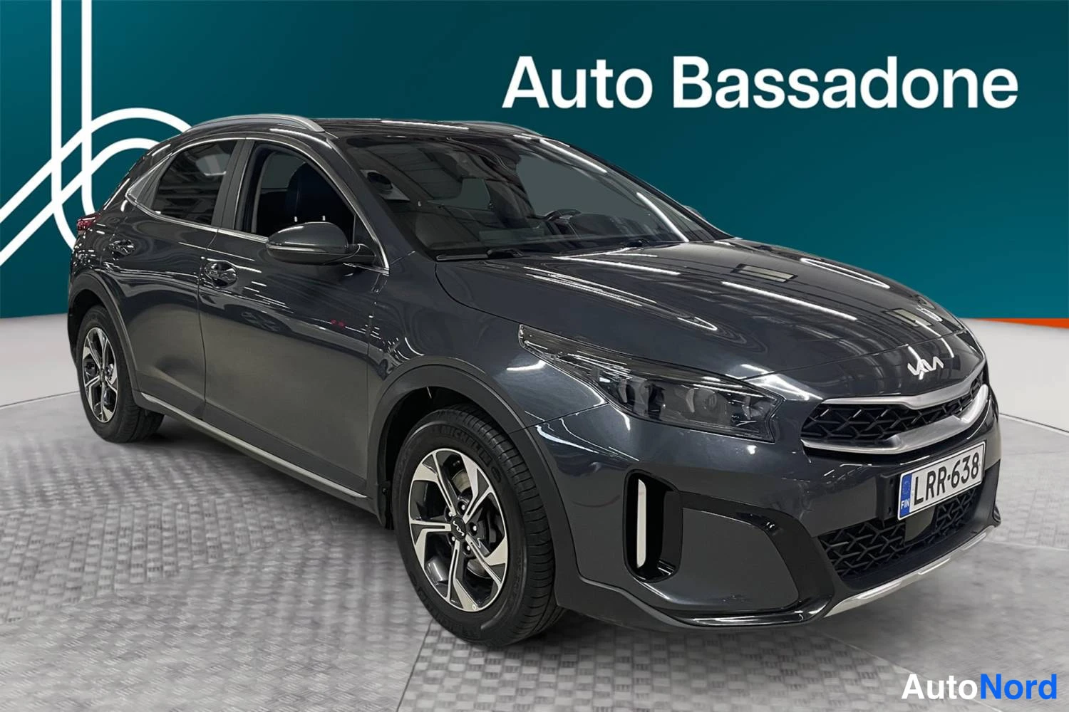 Harmaa Kia Xceed 2023, etuviisto, keula oikealle, kuva 3