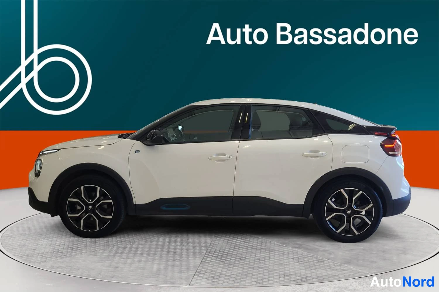 Valkoinen Citroen C4 2023, sivulta, kuva 5