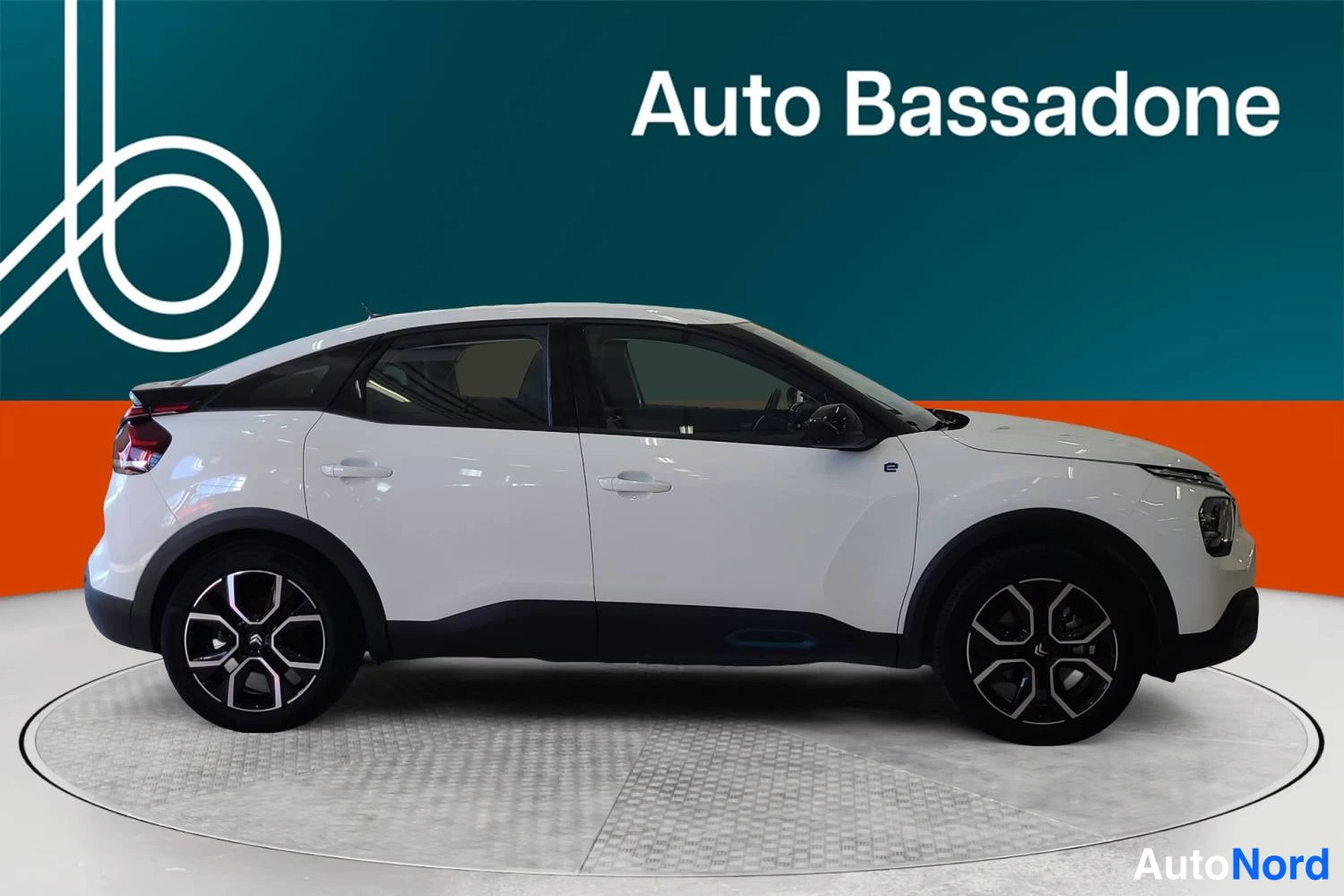 Valkoinen Citroen C4 2023, etuviisto, keula oikealle, kuva 2