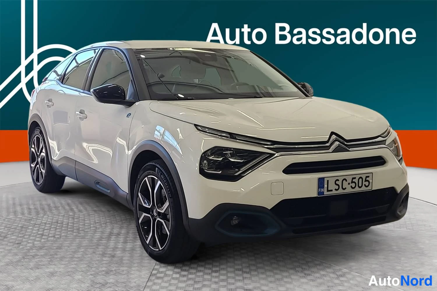 Valkoinen Citroen C4 2023, etuviisto, keula oikealle, kuva 3