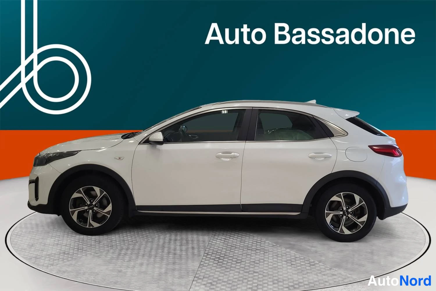 Valkoinen Kia Xceed 2023, takaviisto, kuva 5