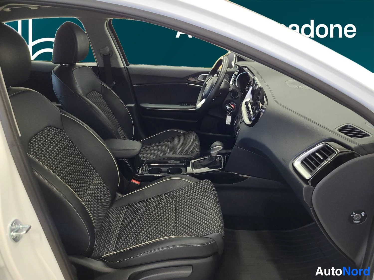 Valkoinen Kia Xceed 2023, kuva 14