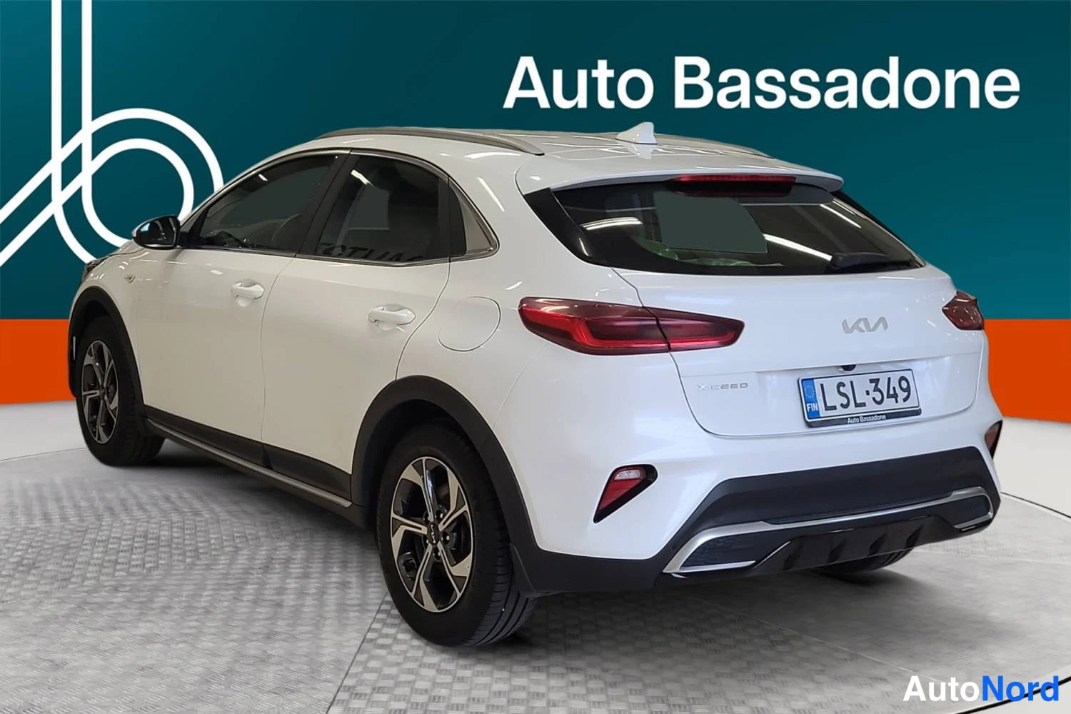 Valkoinen Kia Xceed 2023, takaviisto, kuva 6