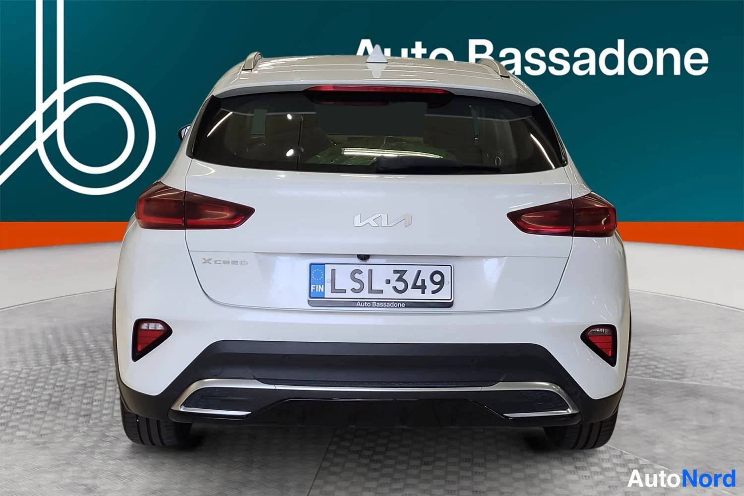 Valkoinen Kia Xceed 2023, takaa, kuva 8