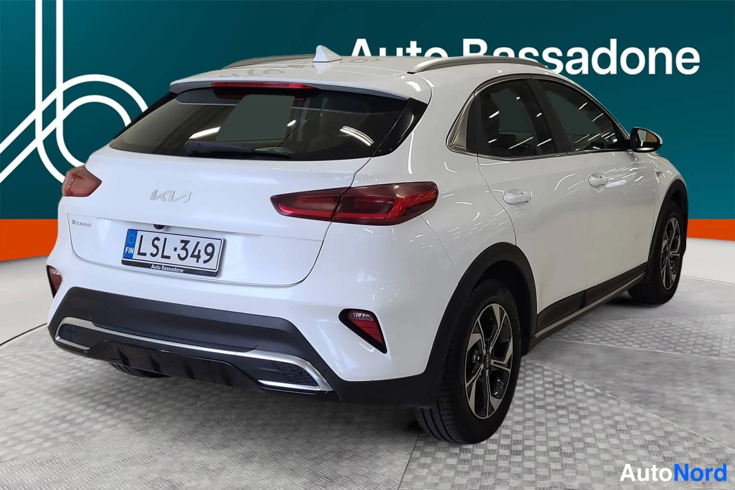 Valkoinen Kia Xceed 2023, takaviisto, kuva 7
