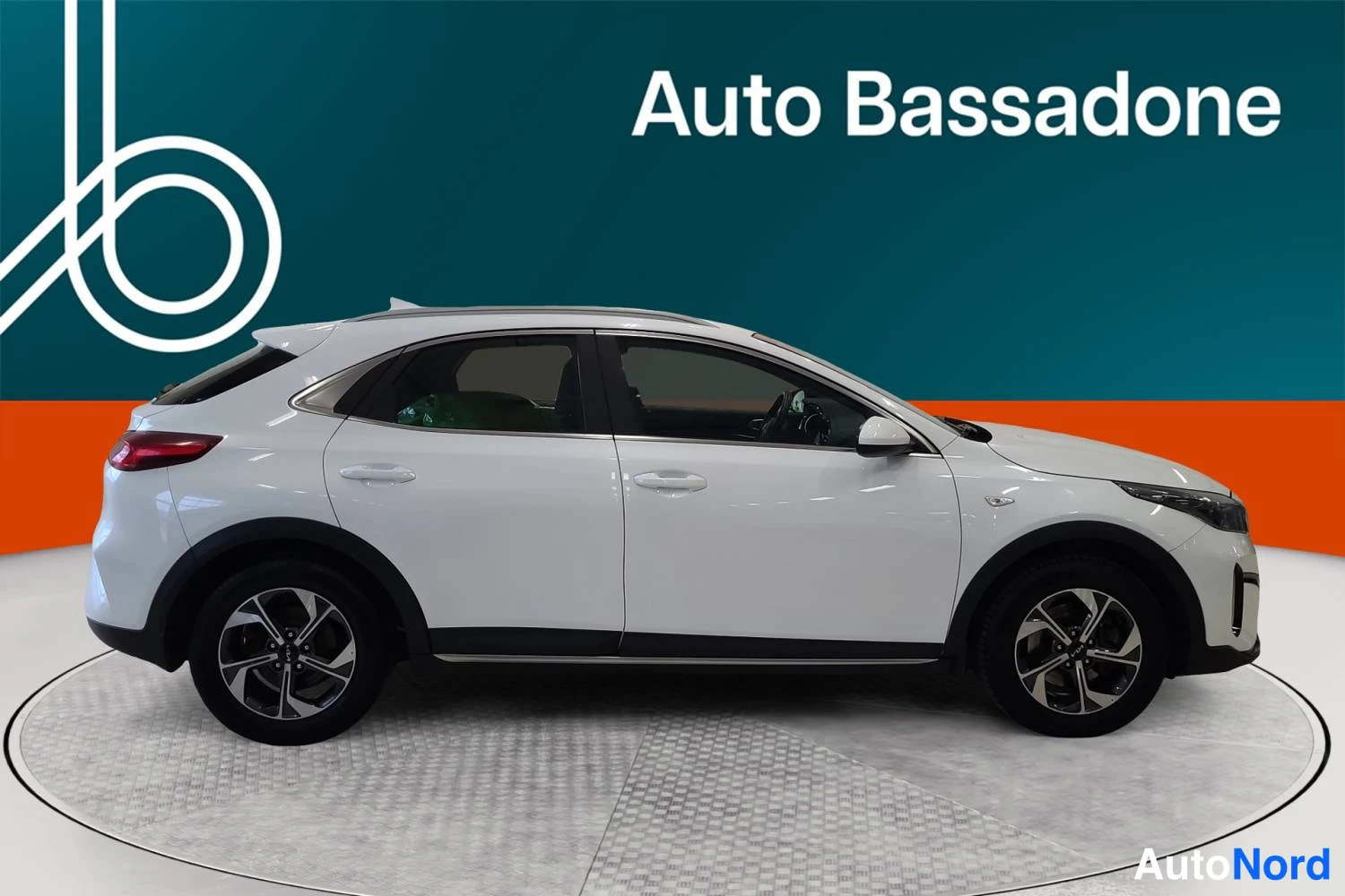 Valkoinen Kia Xceed 2023, etuviisto, keula oikealle, kuva 2