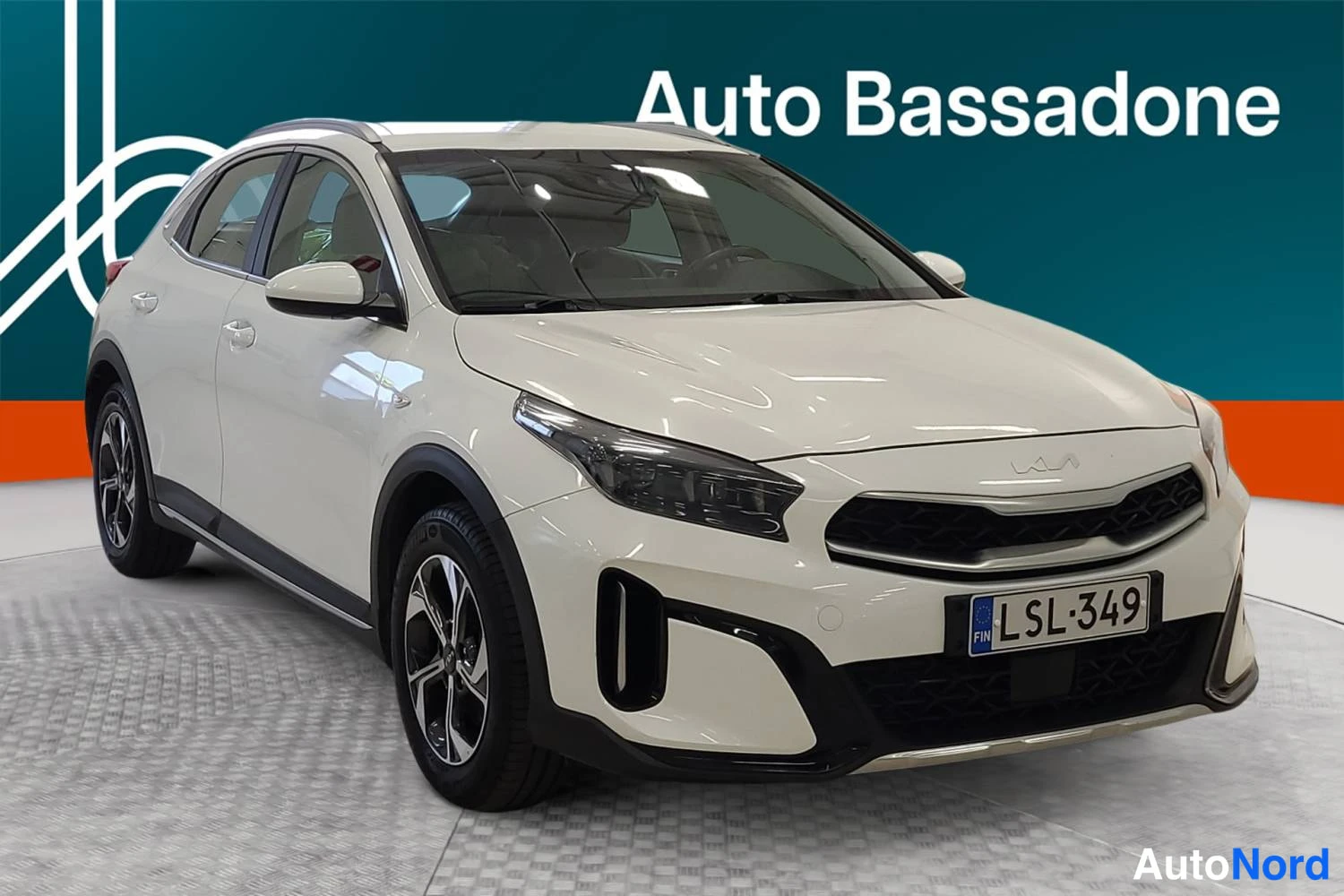 Valkoinen Kia Xceed 2023, etuviisto, keula oikealle, kuva 3