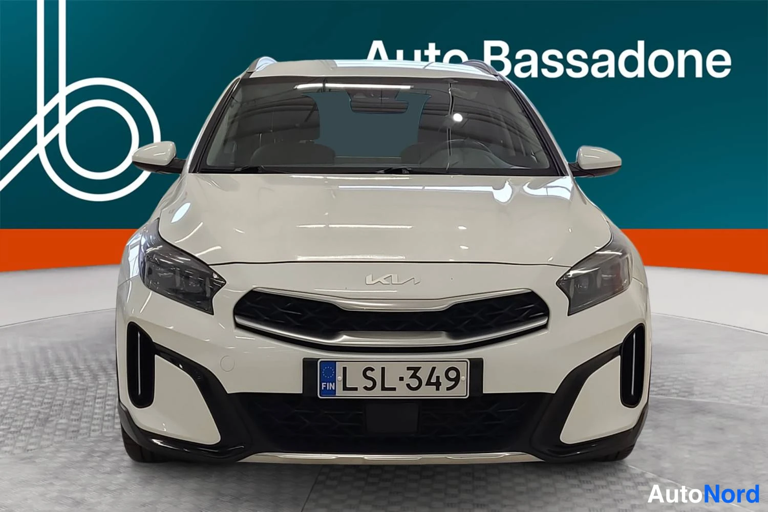 Valkoinen Kia Xceed 2023, edestä, kuva 4