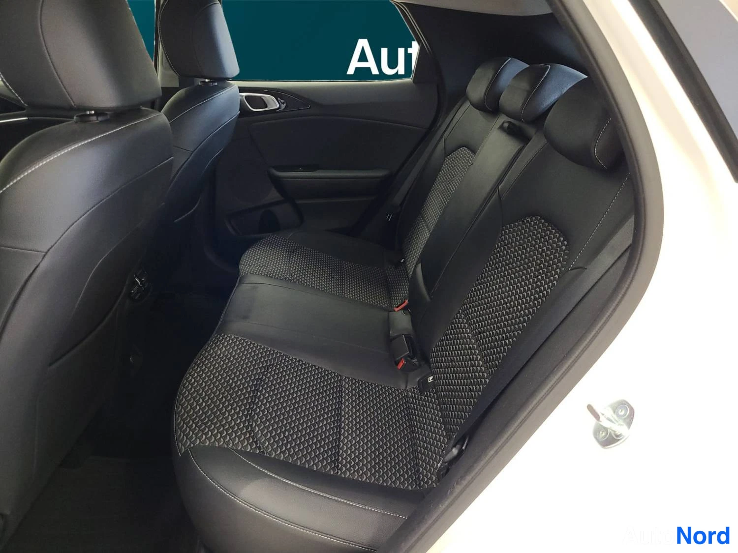 Valkoinen Kia Xceed 2023, kuva 9
