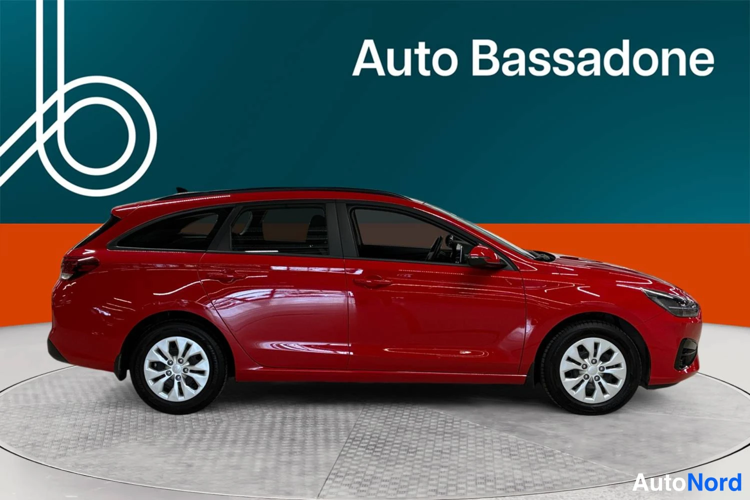 Punainen Hyundai I30 2024, etuviisto, keula oikealle, kuva 2