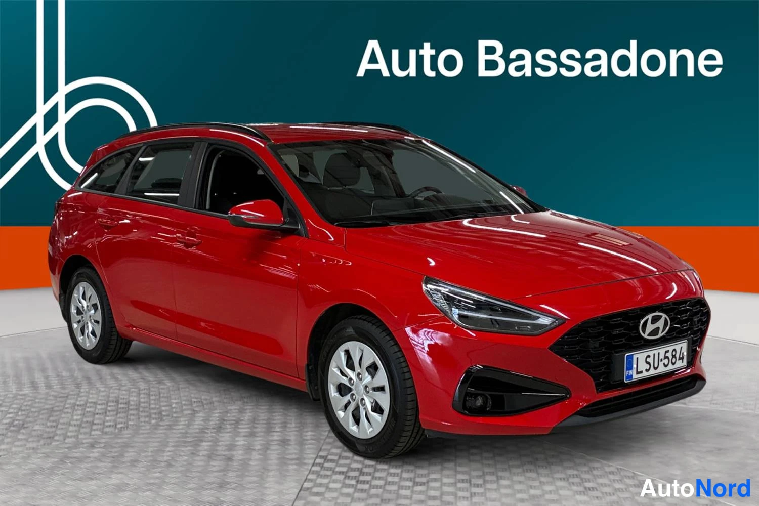 Punainen Hyundai I30 2024, etuviisto, keula oikealle, kuva 3