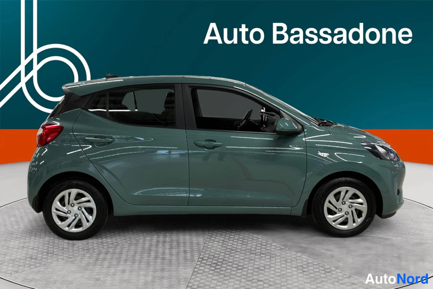 Harmaa Hyundai I10 2024, etuviisto, keula oikealle, kuva 2