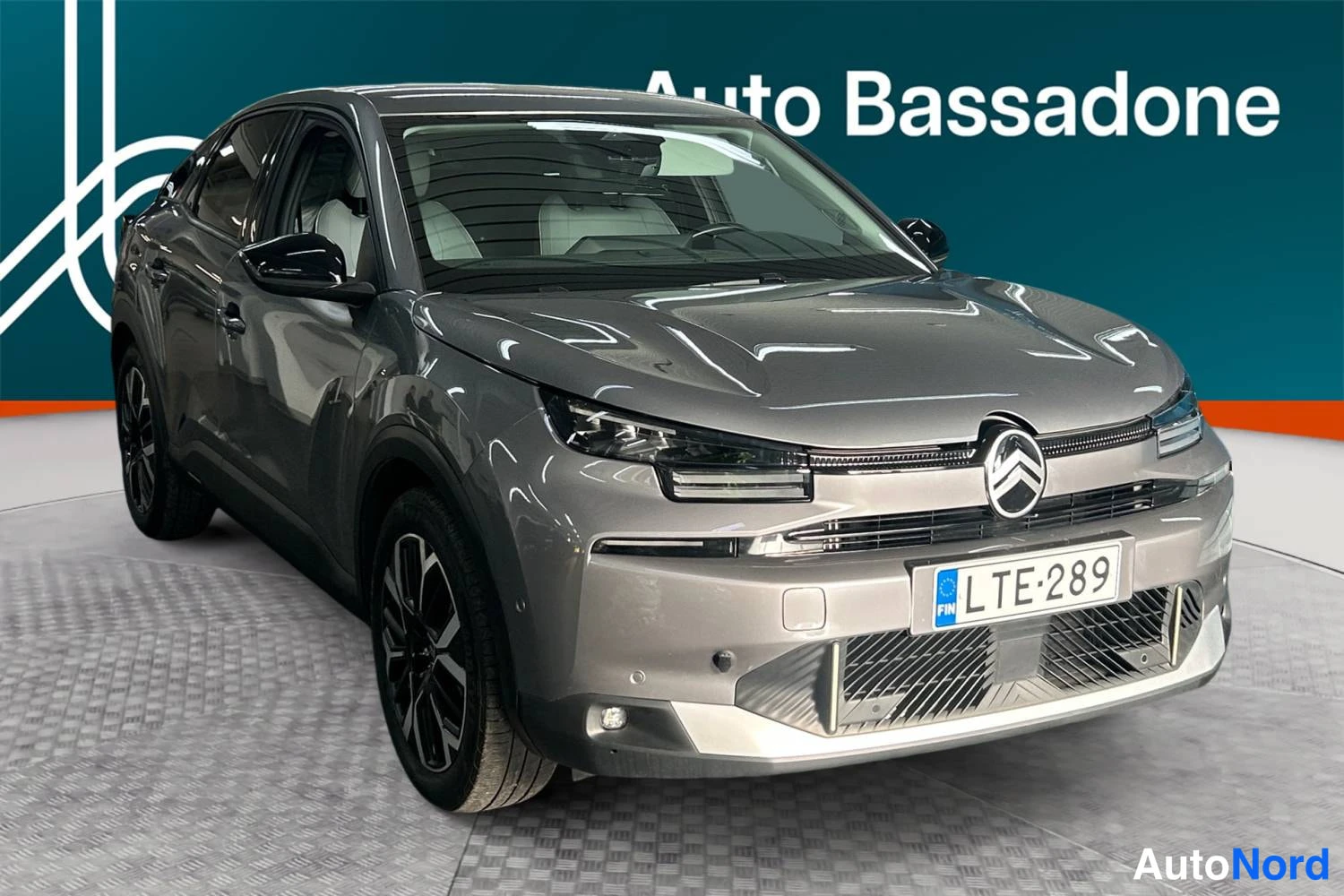 Harmaa Citroen C4 2025, etuviisto, keula oikealle, kuva 3