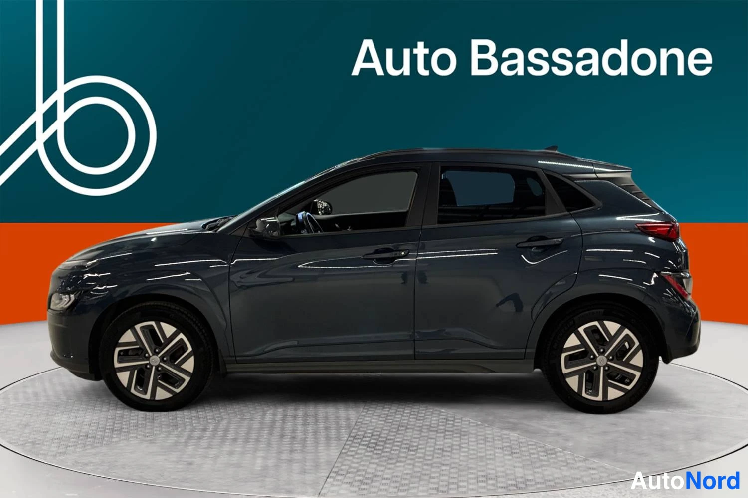 Harmaa Hyundai Kona Electric 2023, sivulta, kuva 5