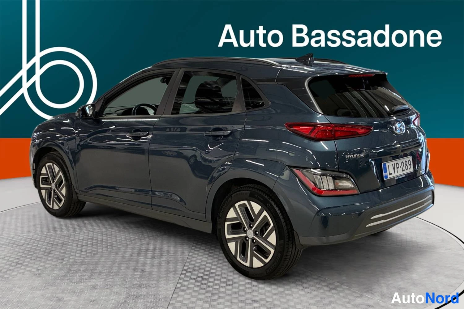 Harmaa Hyundai Kona Electric 2023, takaviisto, kuva 6