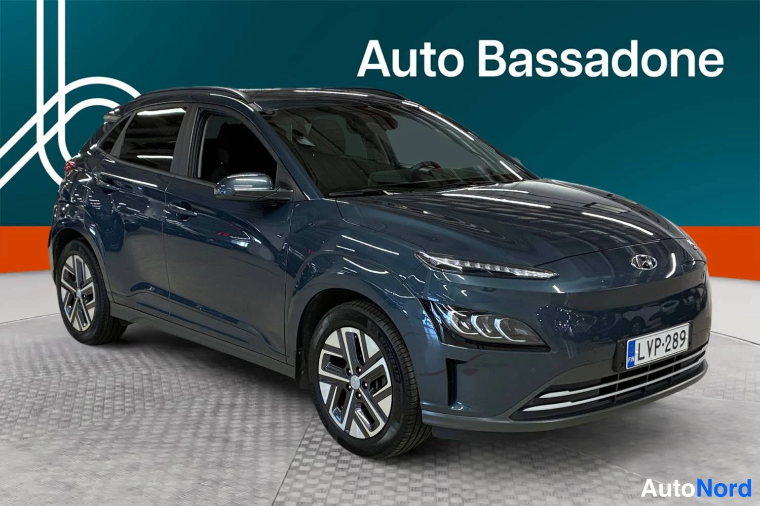 Harmaa Hyundai Kona Electric 2023, etuviisto, keula oikealle, kuva 2