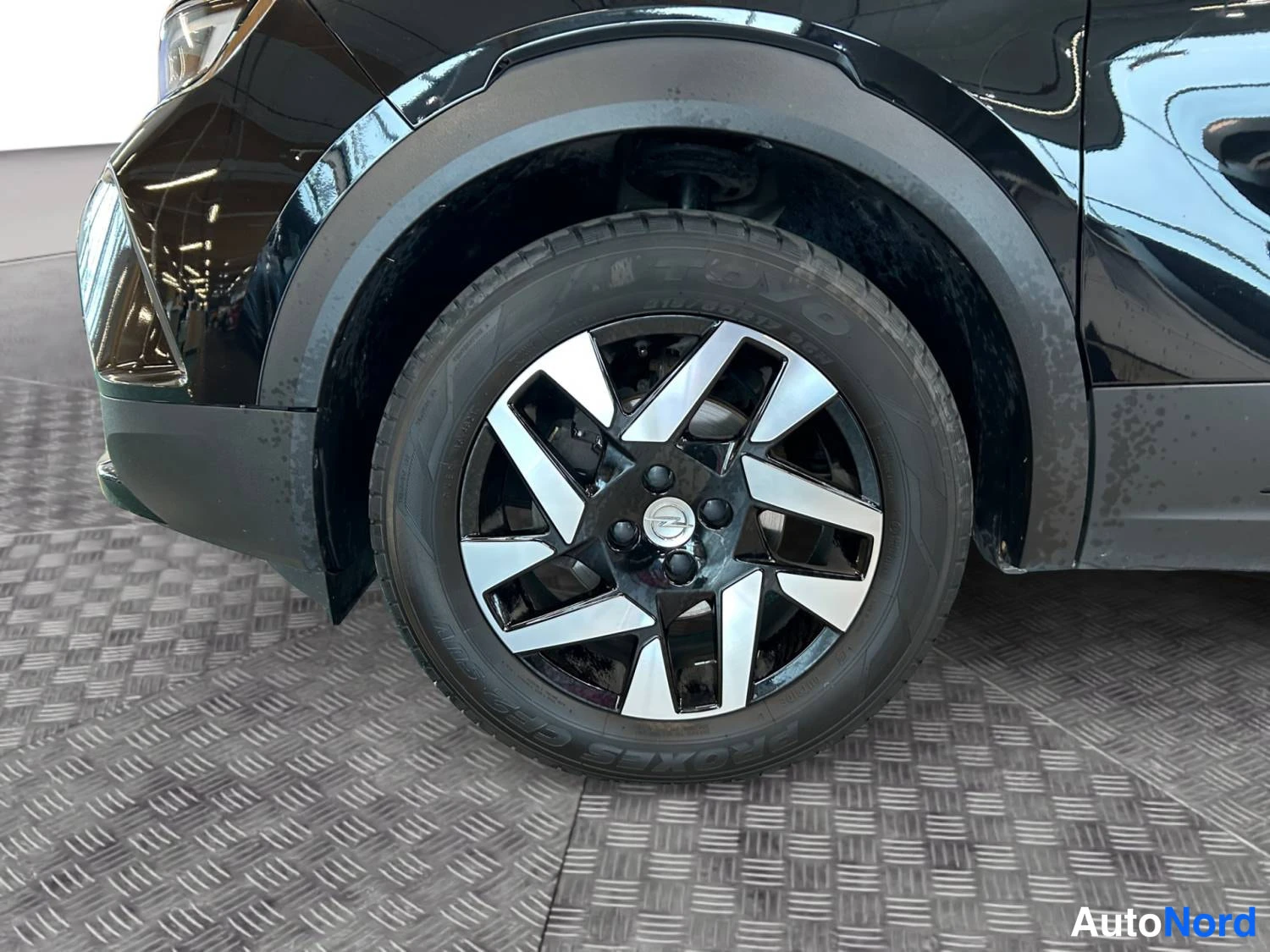 Musta Opel Mokka 2022, etuviisto, keula vasemmalle, kuva 2