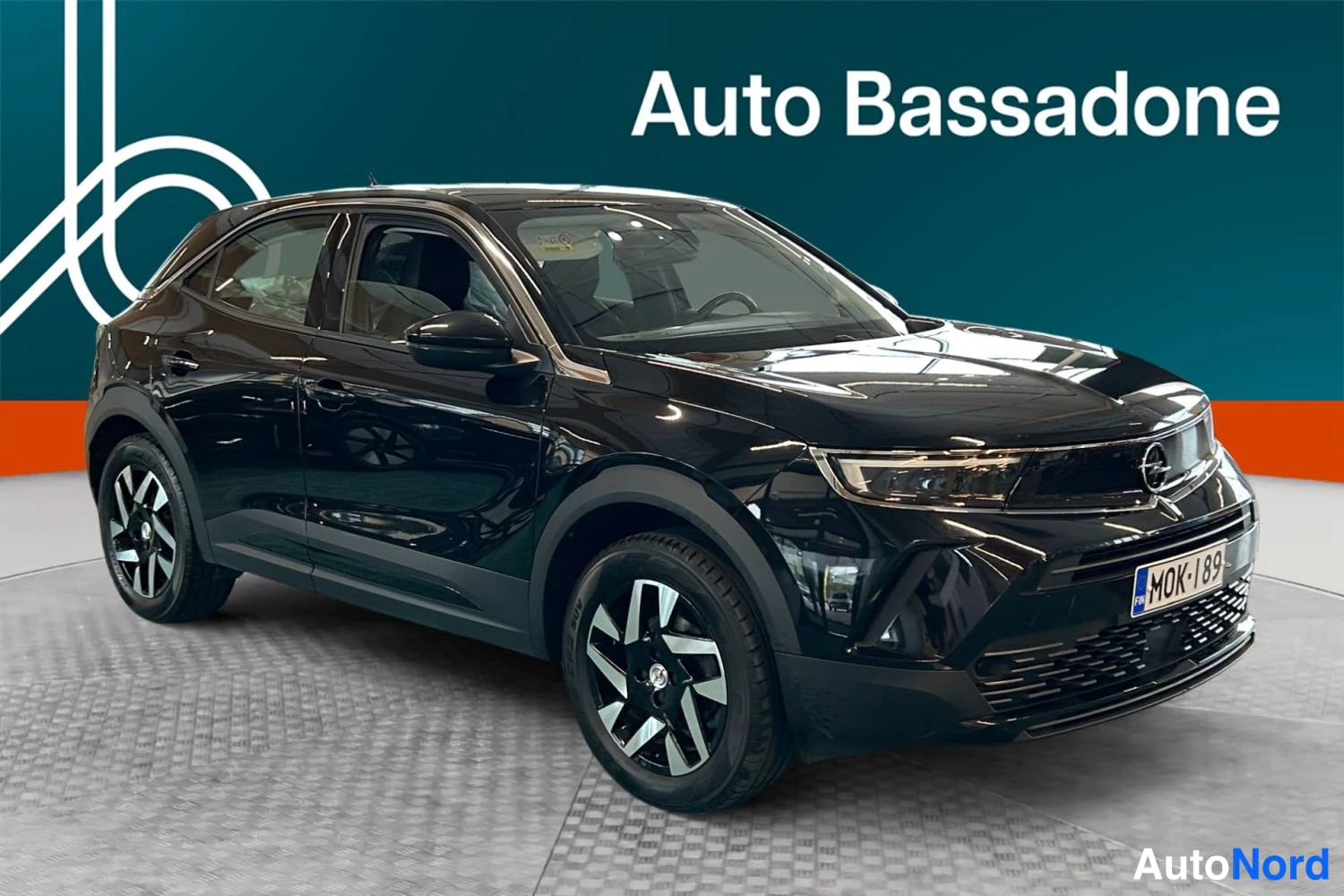 Musta Opel Mokka 2022, etuviisto, keula oikealle, kuva 3