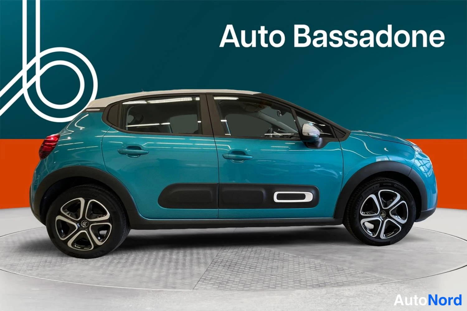 Turkoosi Citroen C3 2022, sivulta, kuva 5
