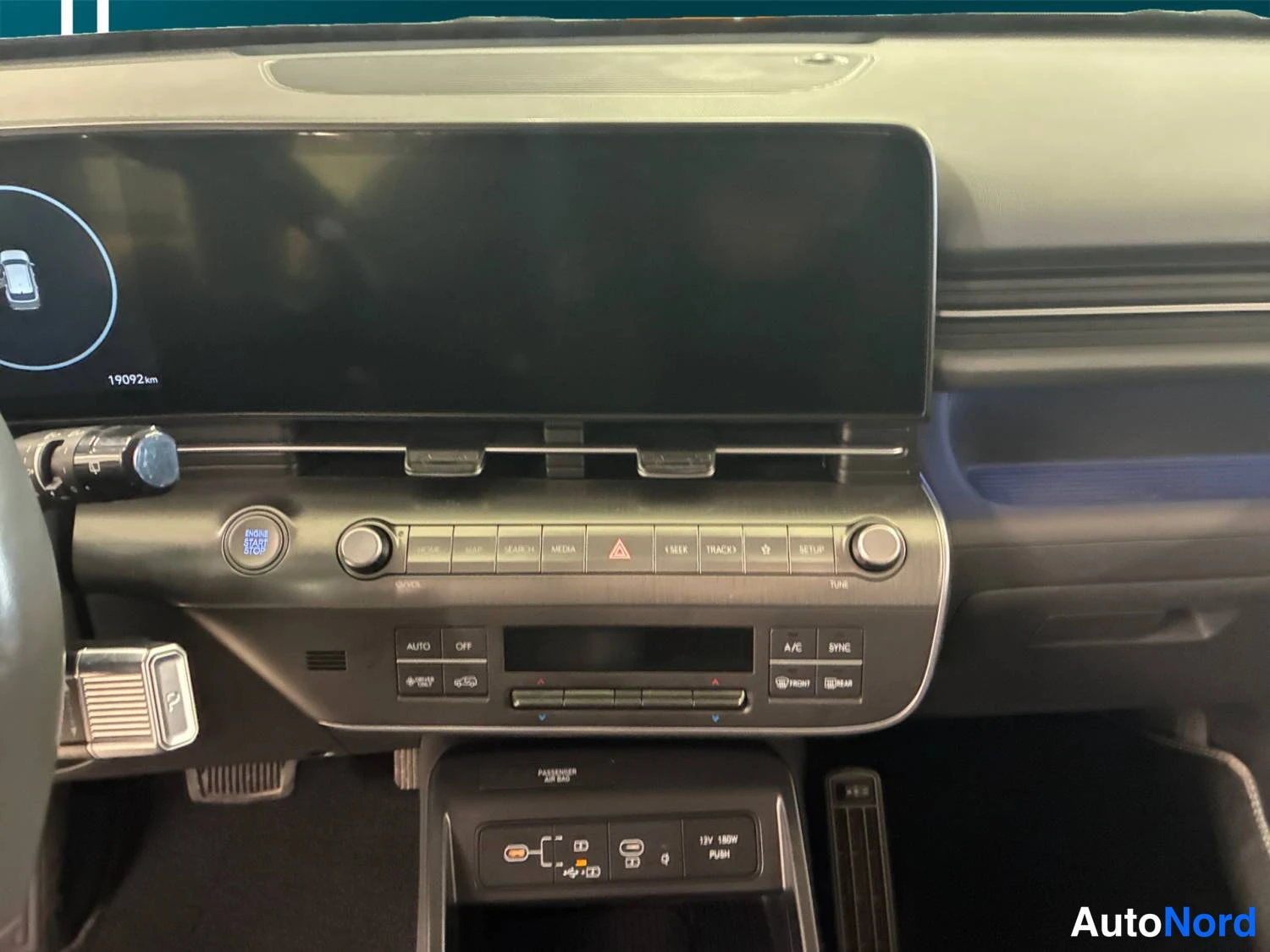 Punainen Hyundai Kona 2023, kuva 12