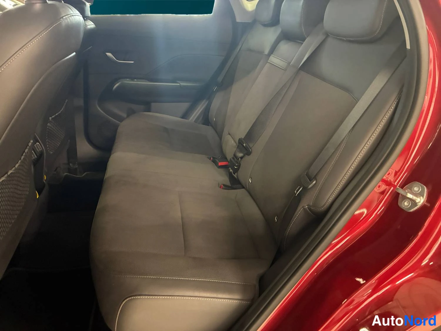 Punainen Hyundai Kona 2023, kuva 14