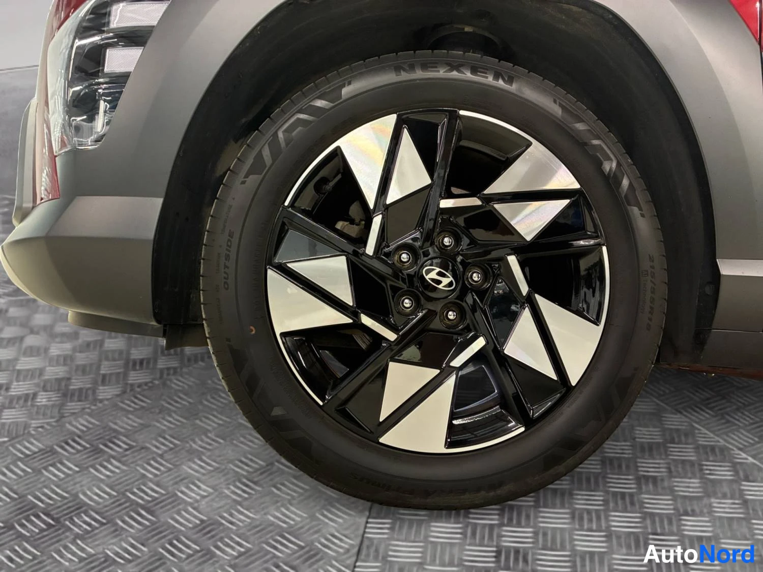 Punainen Hyundai Kona 2023, etuviisto, keula vasemmalle, kuva 2