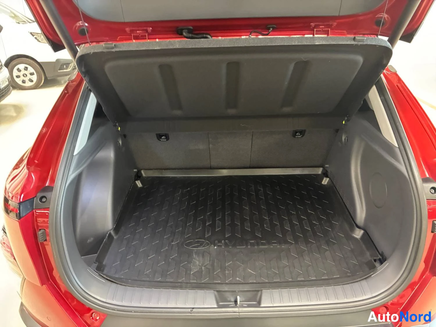 Punainen Hyundai Kona 2023, kuva 19