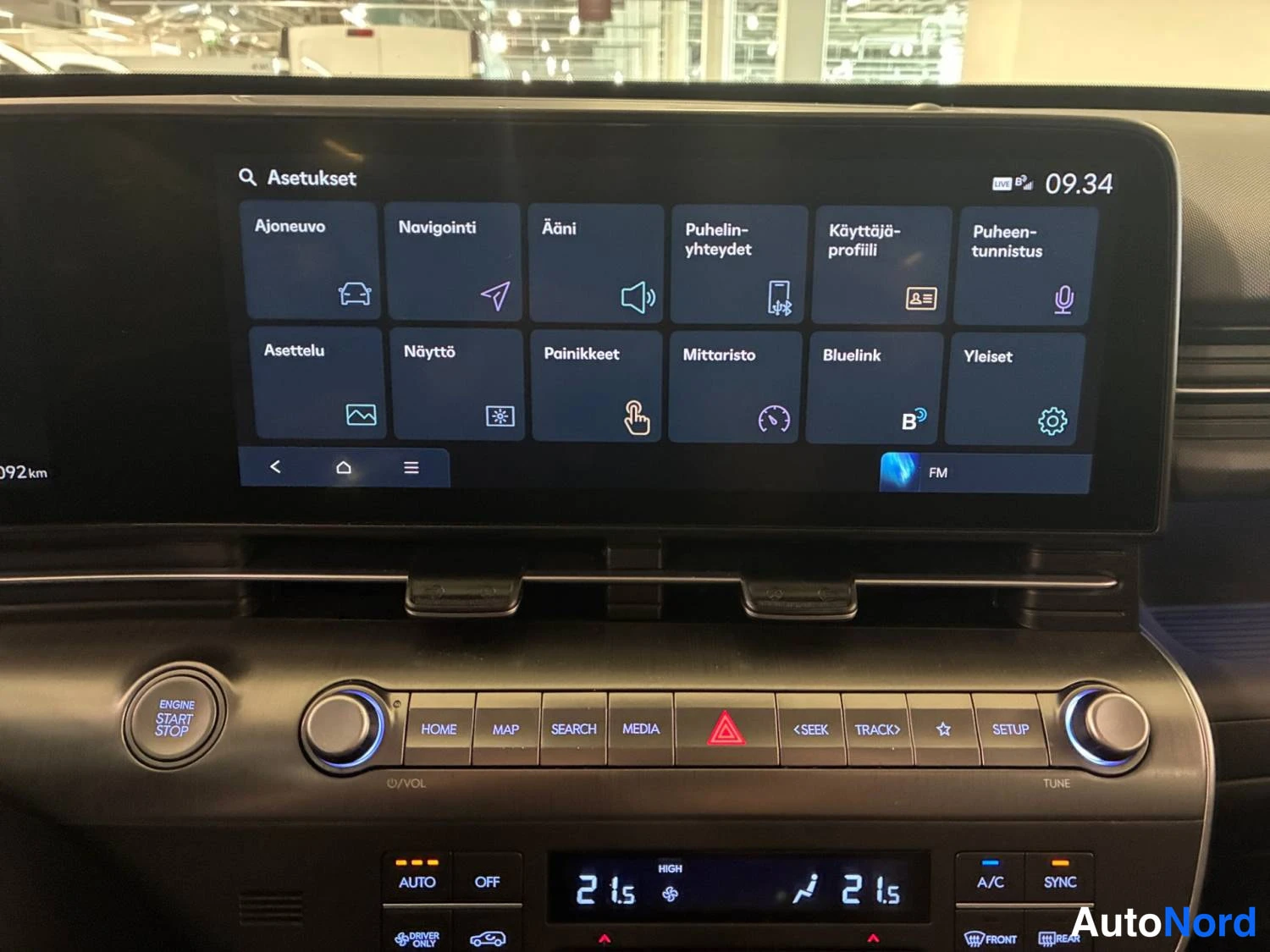 Punainen Hyundai Kona 2023, kuva 25