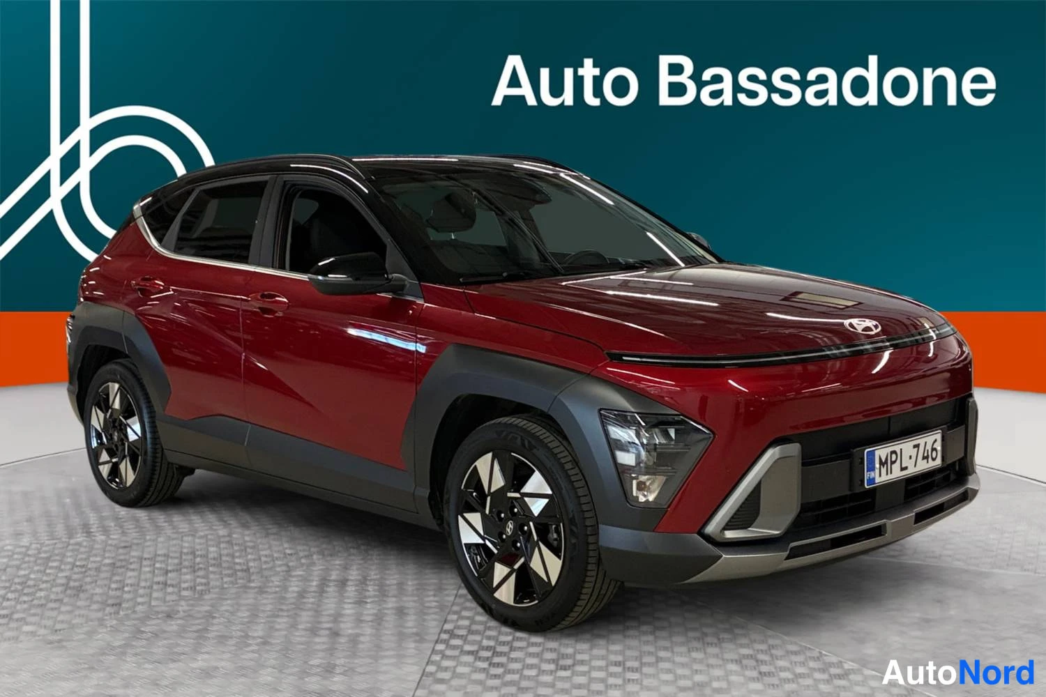 Punainen Hyundai Kona 2023, etuviisto, keula oikealle, kuva 3