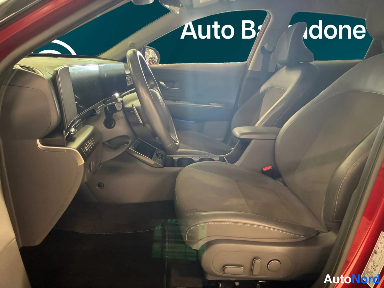 Punainen Hyundai Kona 2023, kuva 10
