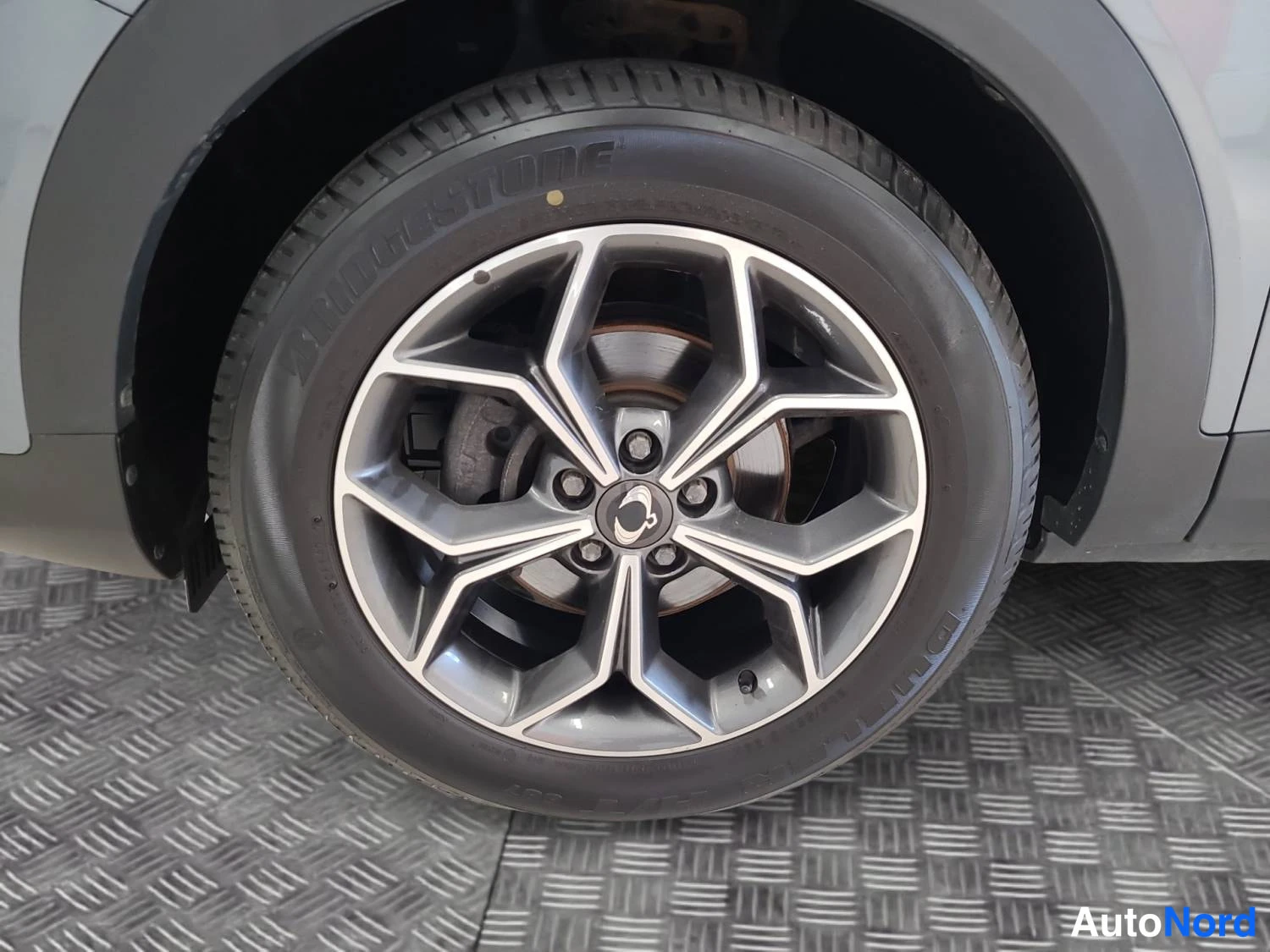 Harmaa SsangYong Korando 2020, sivulta, kuva 6