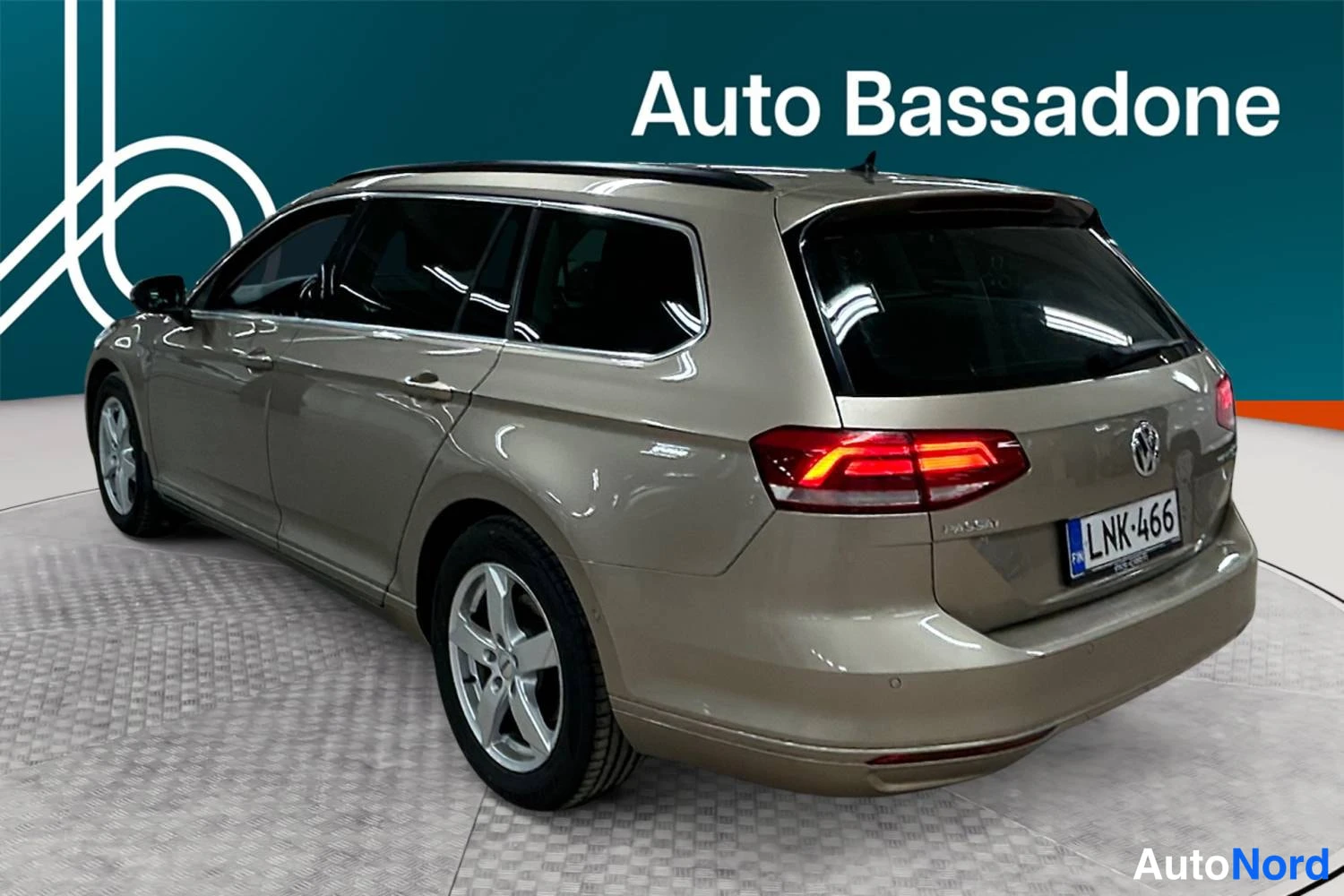 Beige Volkswagen Passat Variant 2016, takaviisto, kuva 6