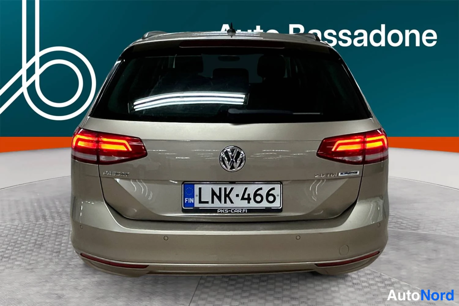 Beige Volkswagen Passat Variant 2016, takaa, kuva 8