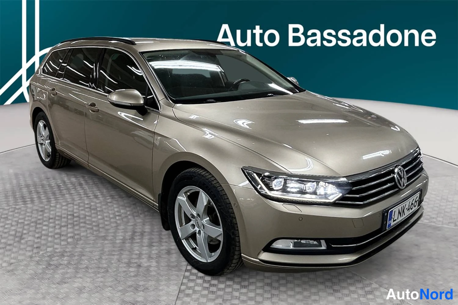 Beige Volkswagen Passat Variant 2016, etuviisto, keula oikealle, kuva 2