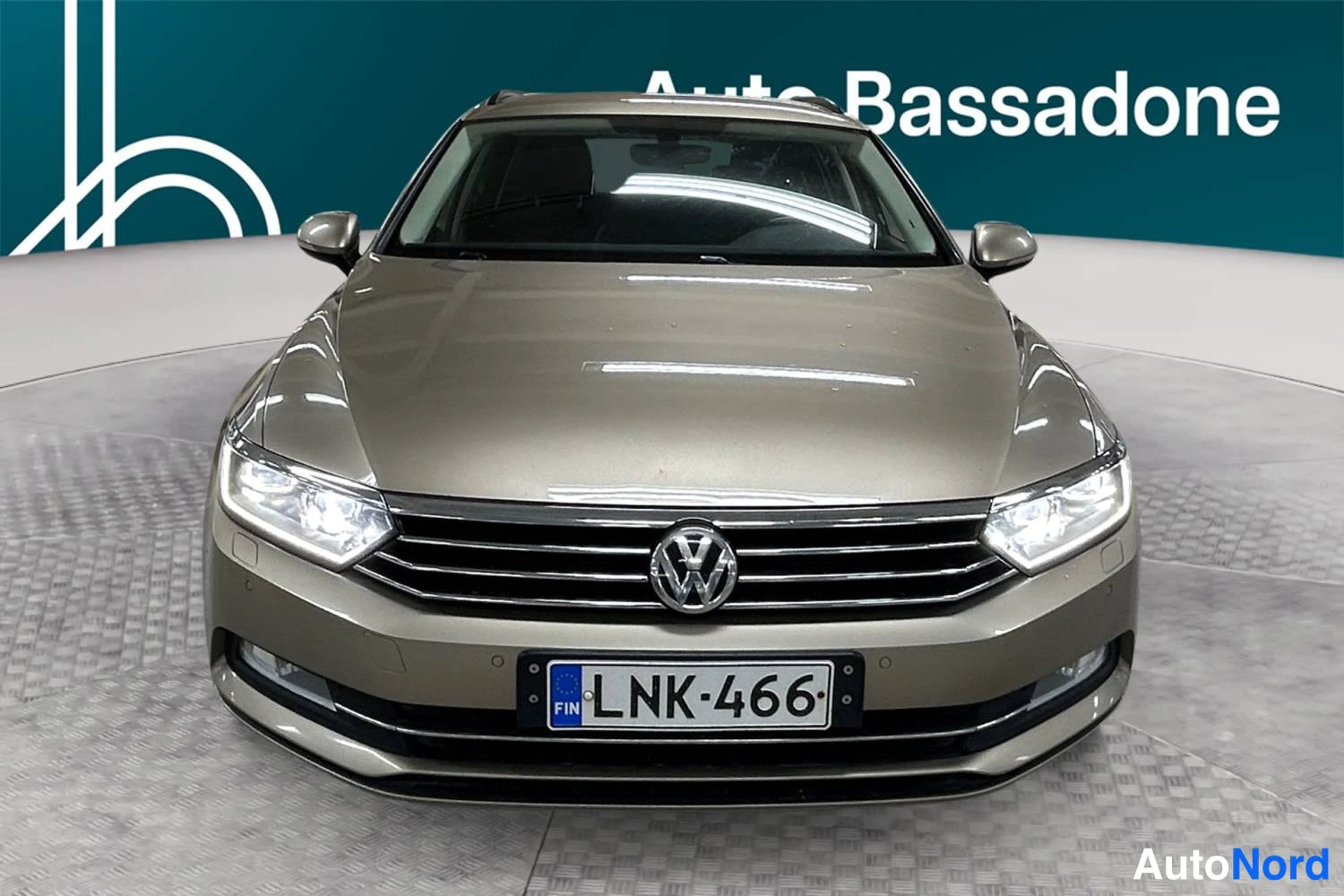 Beige Volkswagen Passat Variant 2016, edestä, kuva 3