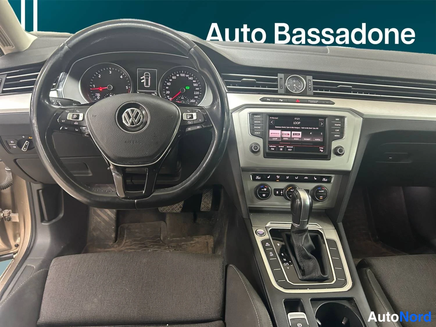Beige Volkswagen Passat Variant 2016, kuva 10
