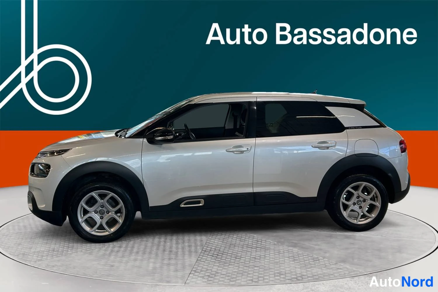 Valkoinen Citroen C4 cactus 2018, sivulta, kuva 5