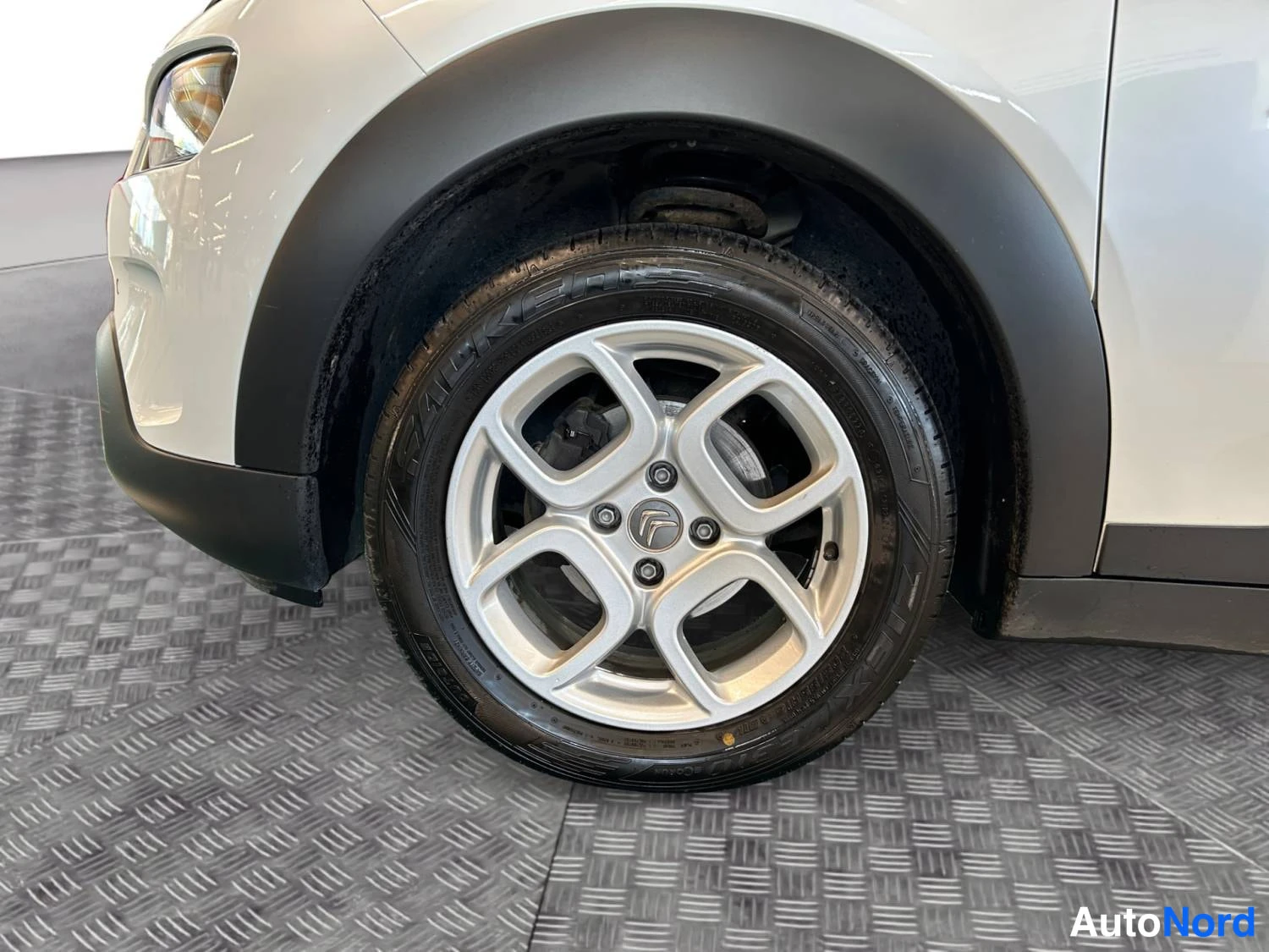 Valkoinen Citroen C4 cactus 2018, etuviisto, keula vasemmalle, kuva 2