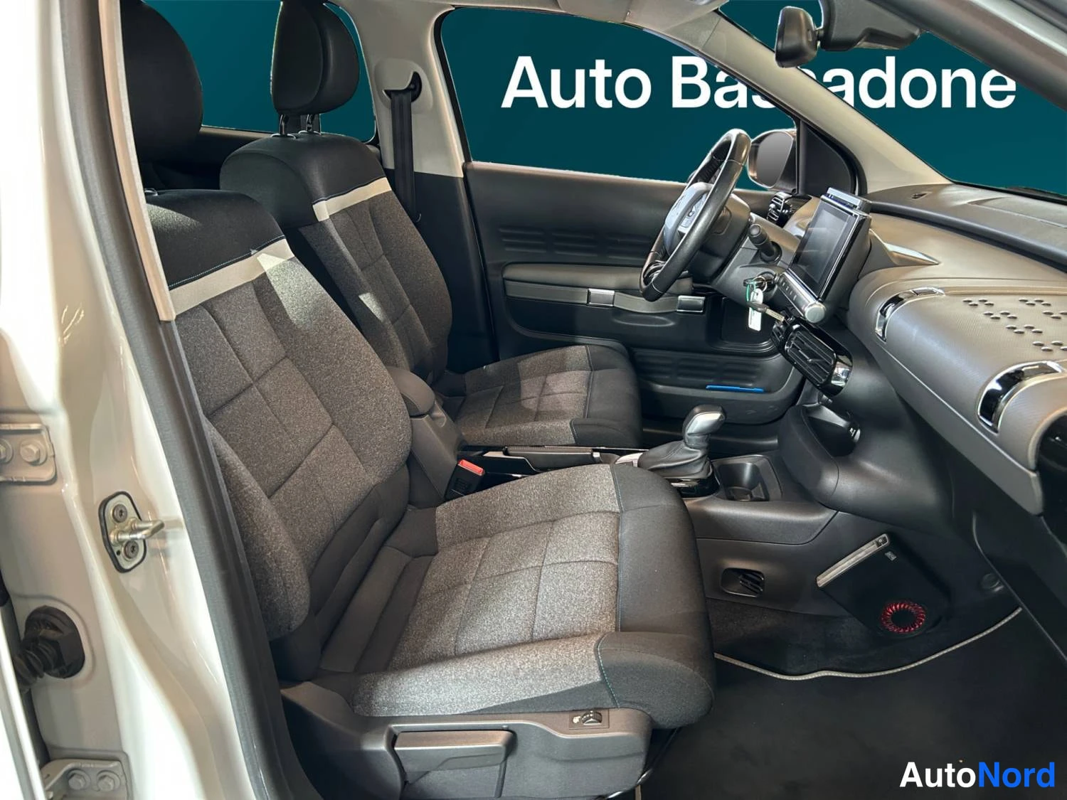 Valkoinen Citroen C4 cactus 2018, kuva 15