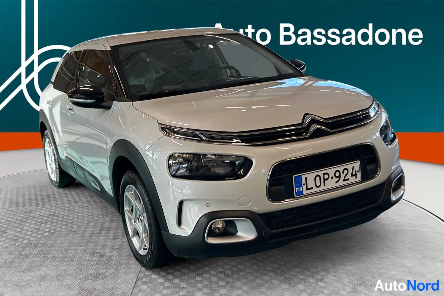 Valkoinen Citroen C4 cactus 2018, etuviisto, keula oikealle, kuva 3