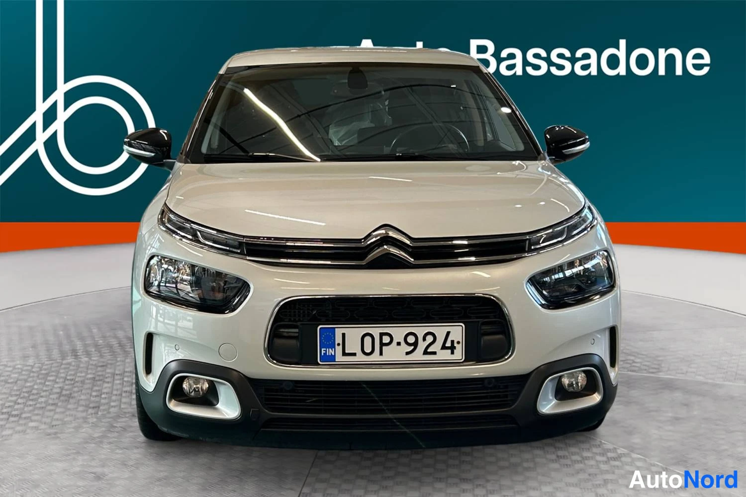 Valkoinen Citroen C4 cactus 2018, edestä, kuva 4