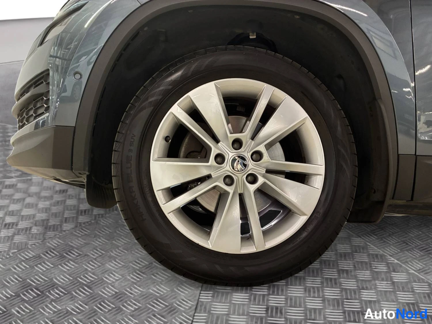 Harmaa Skoda Kodiaq 2020, edestä, kuva 4