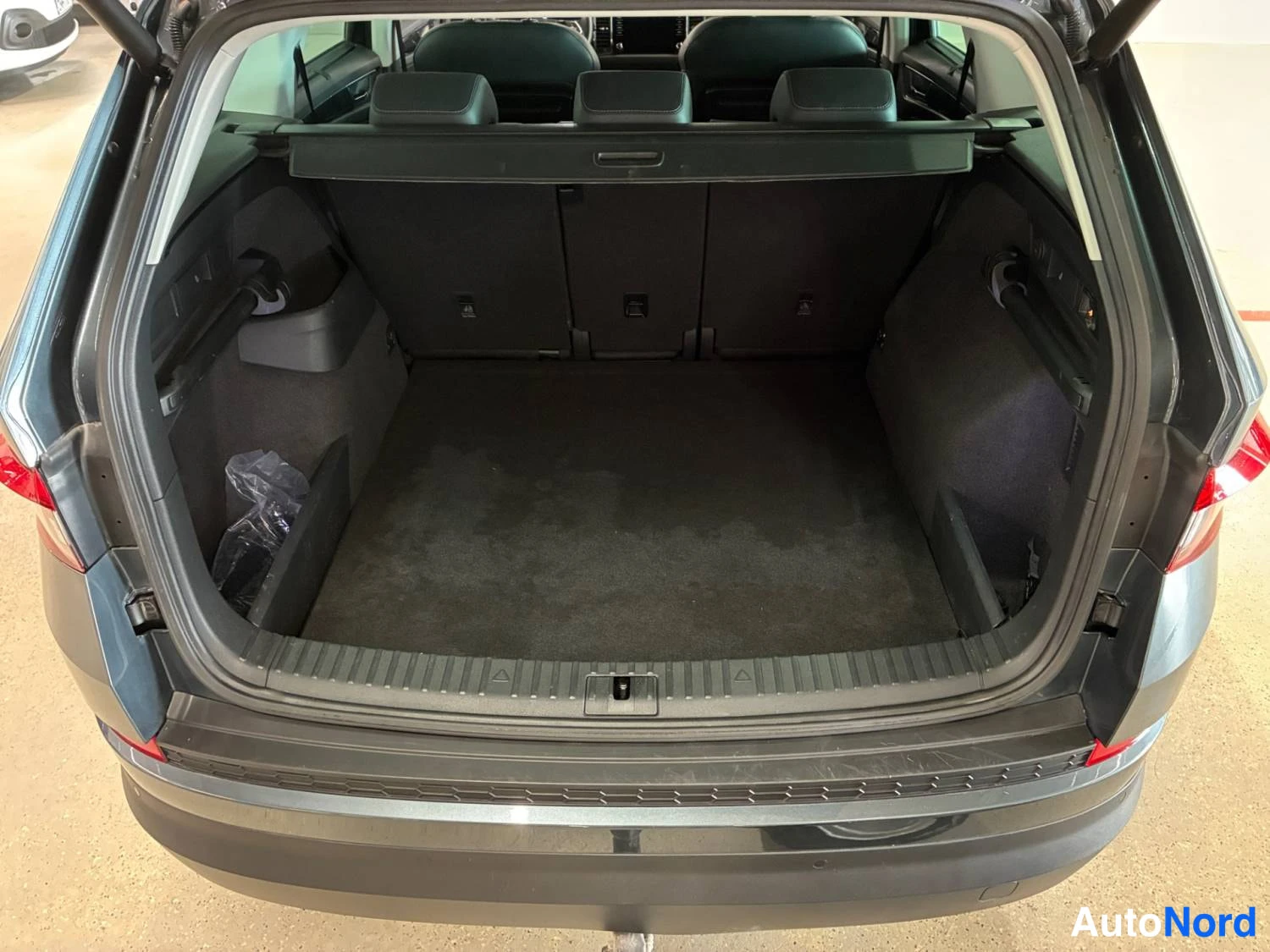 Harmaa Skoda Kodiaq 2020, takaa, kuva 11