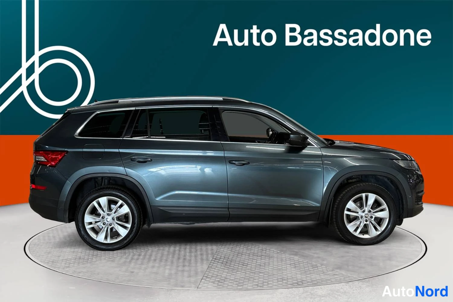 Harmaa Skoda Kodiaq 2020, sivulta, kuva 5